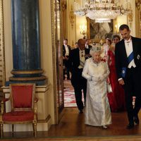 Los Reyes Felipe y Letizia con la Reina Isabel, el Duque de Edimburgo, el Príncipe Harry y Kate Middleton en Buckingham Palace