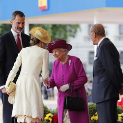 La Reina Isabel saluda a la Reina Letizia frente al Rey Felipe y al Duque de Edimburgo