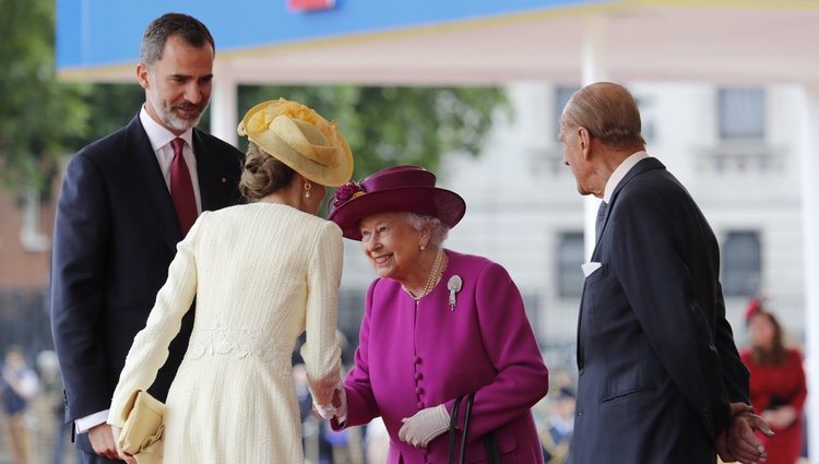 La Reina Isabel saluda a la Reina Letizia frente al Rey Felipe y al Duque de Edimburgo