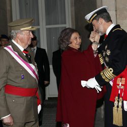 El Rey Felipe besa con cariño a la Reina Sofía junto al Rey Juan Carlos