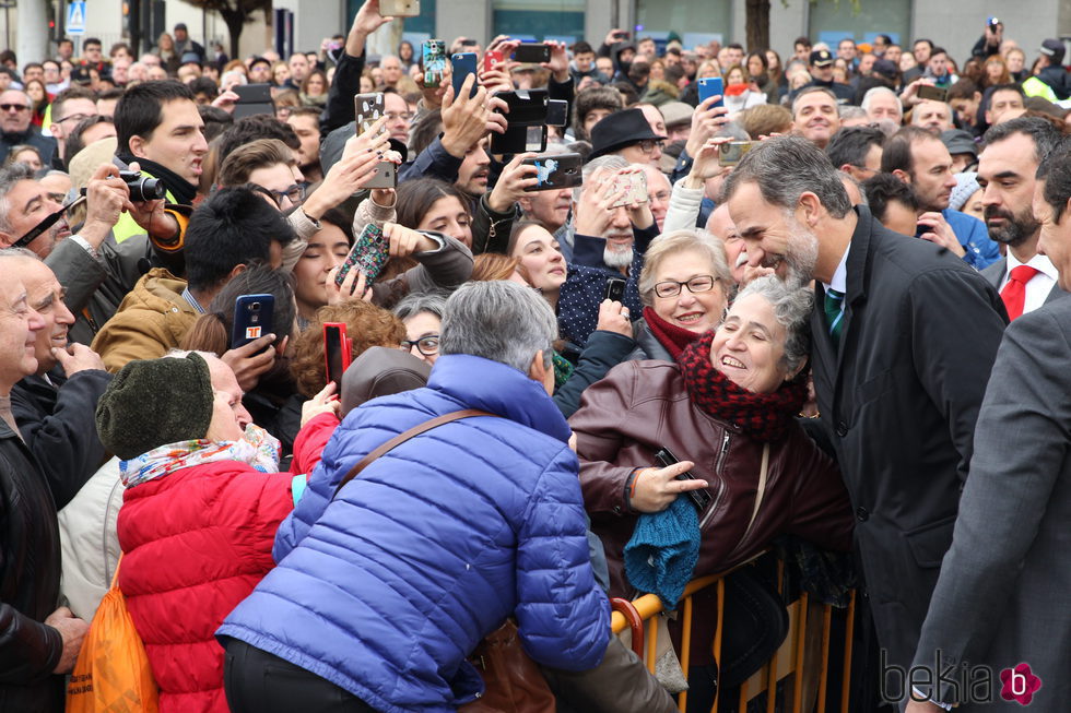 El Rey Felipe se hace una foto con una señora en Jaén