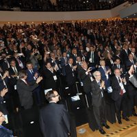 El Rey recibe los aplausos de los asistentes a la clausura del Congreso Anual de la Confederacion Española de Directivos y Ejecutivos