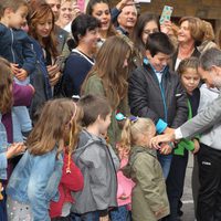 El Rey Felipe, muy cariñoso con unos niños en Somiedo