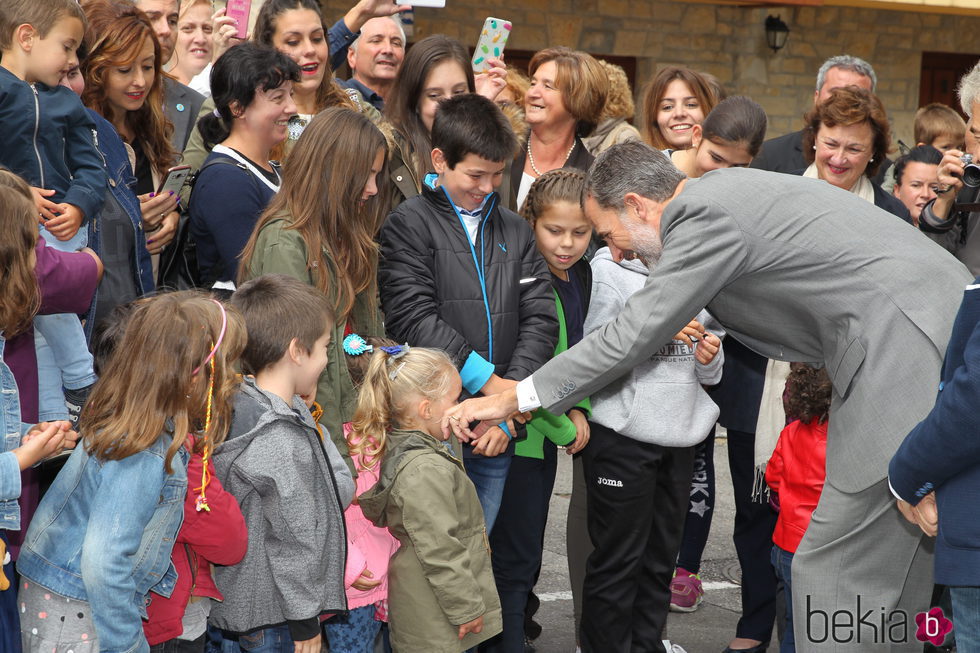 El Rey Felipe, muy cariñoso con unos niños en Somiedo