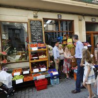 El Rey Felipe saluda a una ciudadana durante un paseo por Soller con la Reina Letizia y sus hijas