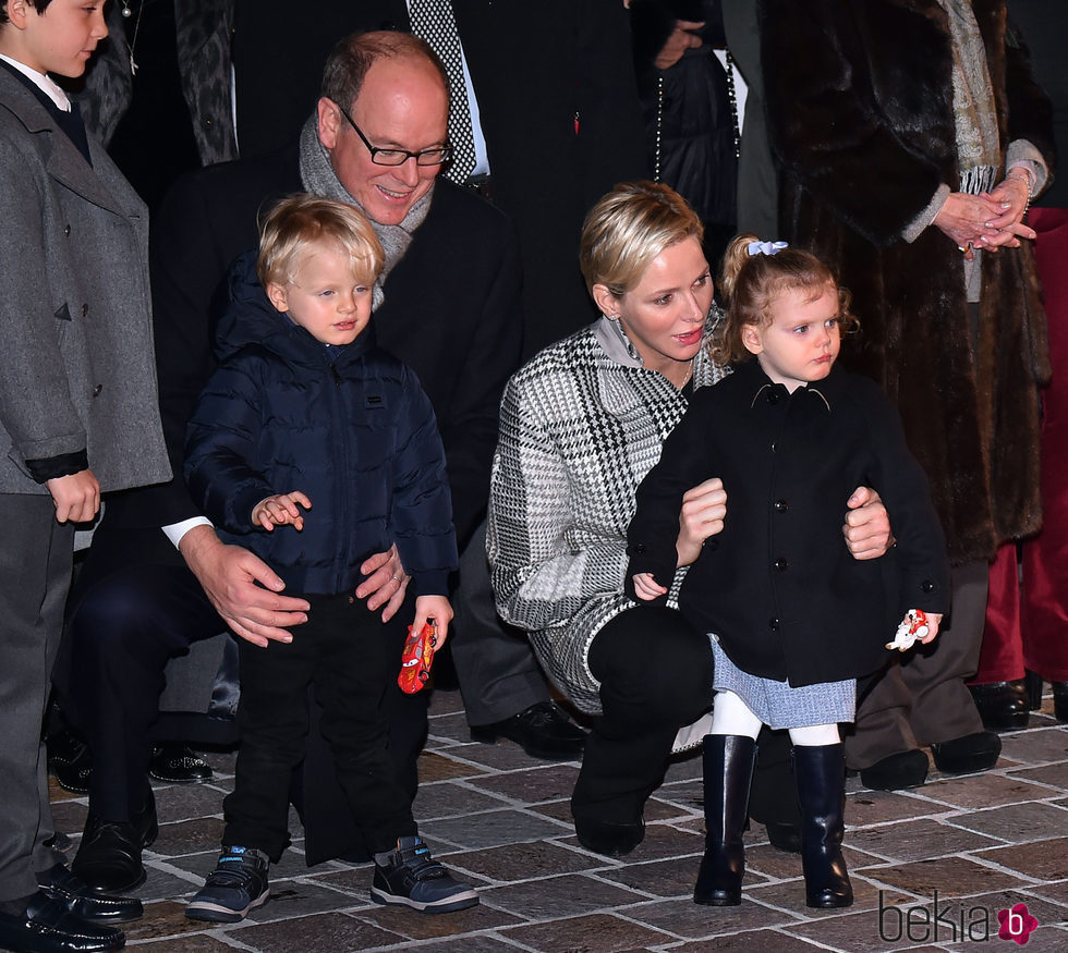 Alberto y Charlene de Mónaco con sus hijos Jacques y Gabriella en Santa Devota 2018