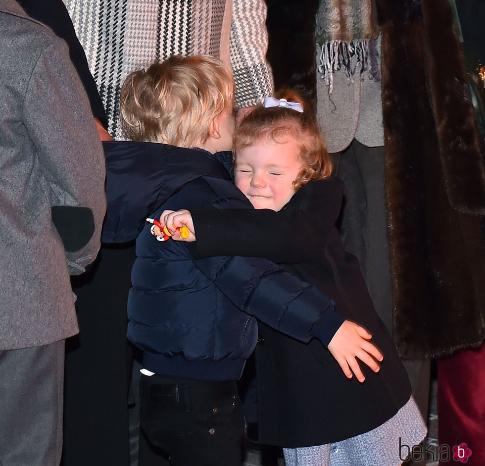 Jacques y Gabriella de Mónaco dándose un tierno abrazo