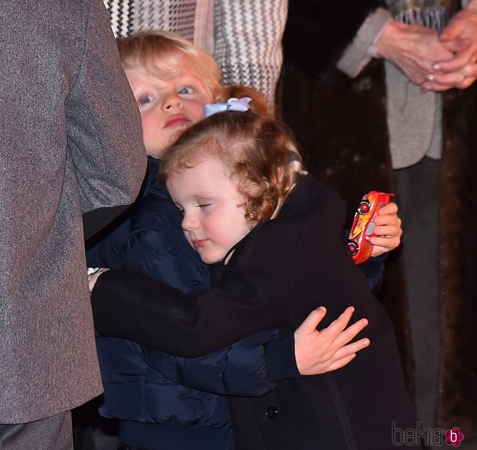 Jacques y Gabriella de Mónaco, dos hermanos muy cariñosos en Santa Devota