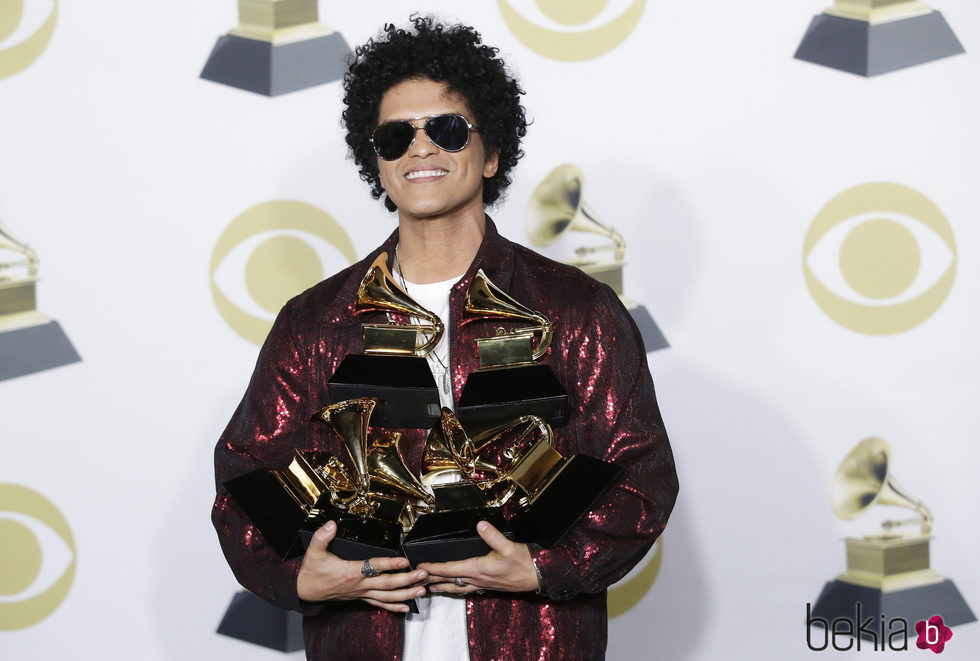 Bruno Mars con sus seis Premios Grammy 2018