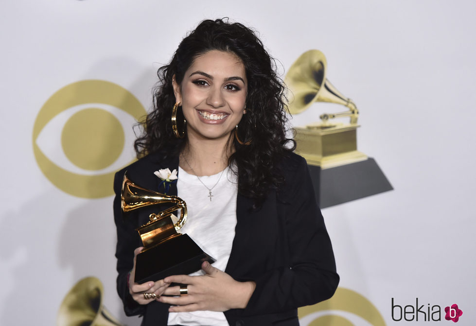 Alessia Cara con su galardón en los Premios Grammy 2018