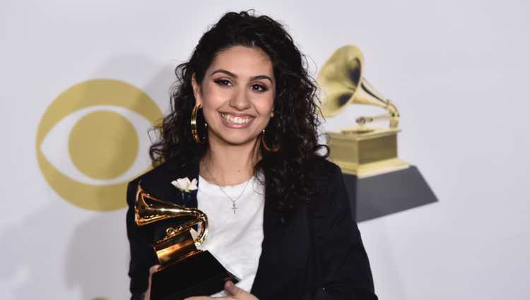 Alessia Cara con su galardón en los Premios Grammy 2018