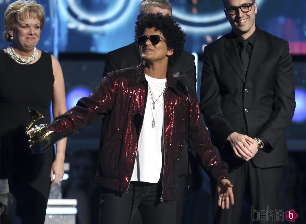 Bruno Mars recogiendo uno de sus galardones en los Premios Grammy 2018