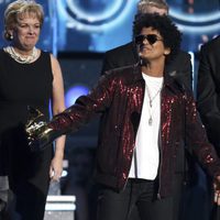 Bruno Mars recogiendo uno de sus galardones en los Premios Grammy 2018