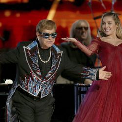 Elton John y Miley Cyrus durante su actuación en los Premios Grammy 2018