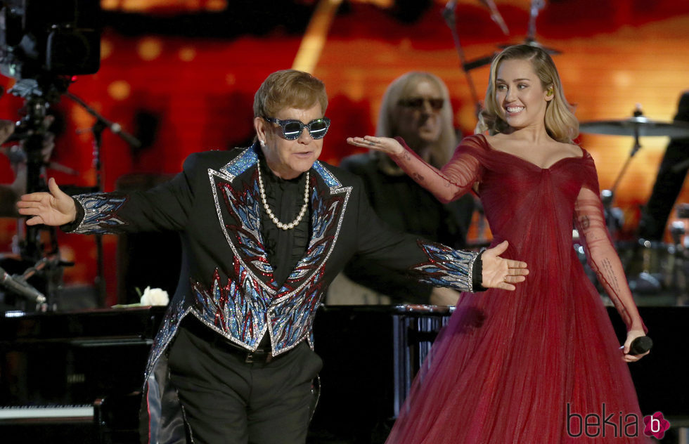 Elton John y Miley Cyrus durante su actuación en los Premios Grammy 2018