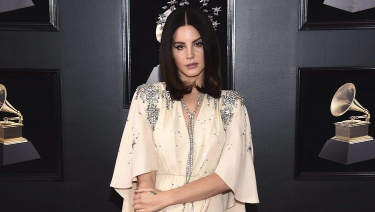 Lana del Rey en la alfombra roja de los Premios Grammy 2018