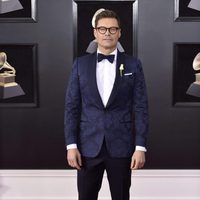 Ryan Seacrest en la alfombra roja de los Premios Grammy 2018