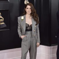 Anna Kendrick en la alfombra roja de los Premios Grammy 2018