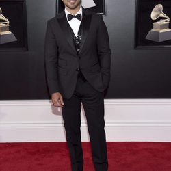 Luis Fonsi en la alfombra roja de los Premios Grammy 2018