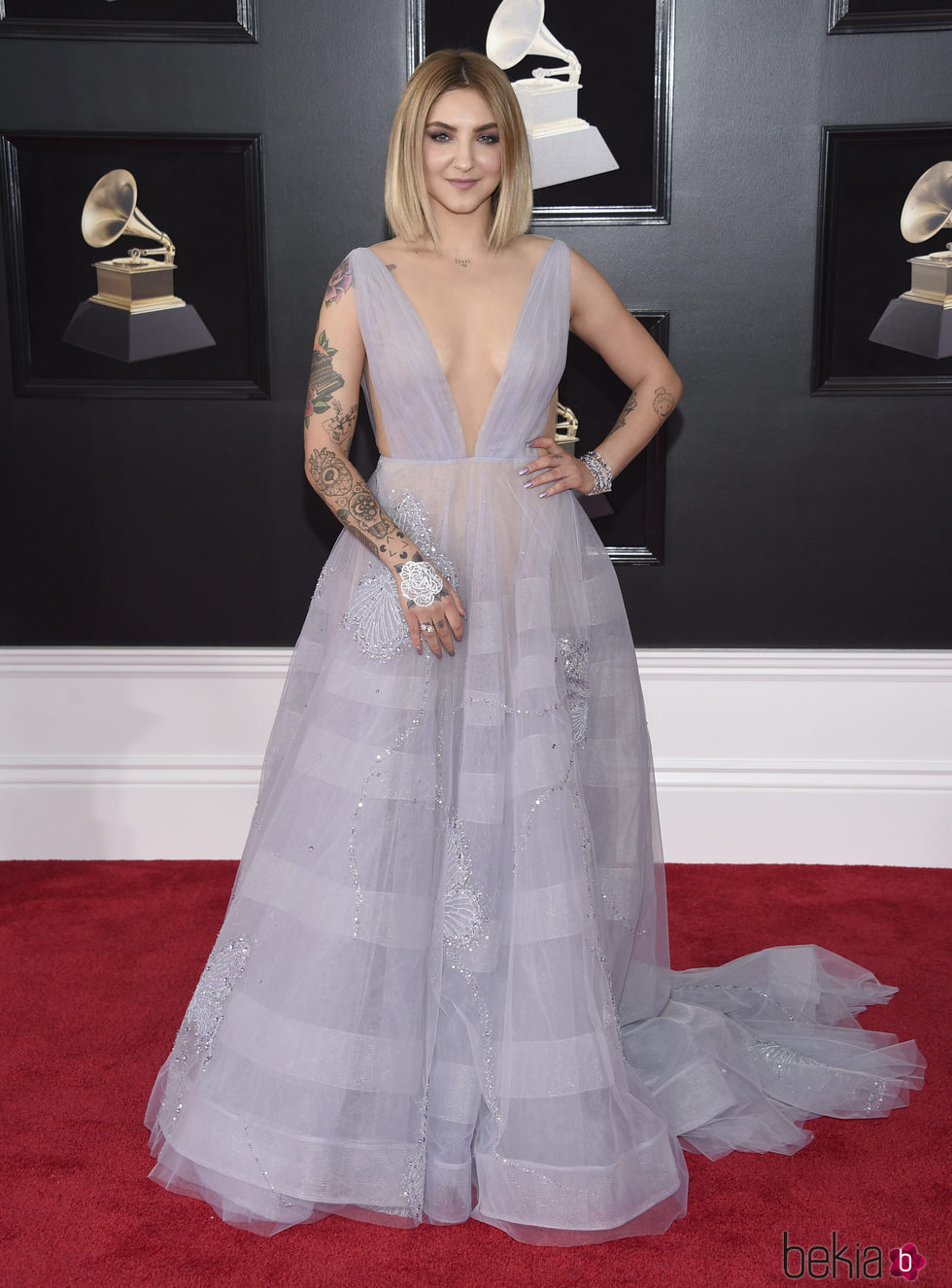 Julia Michaels en la alfombra roja de los Premios Grammy 2018