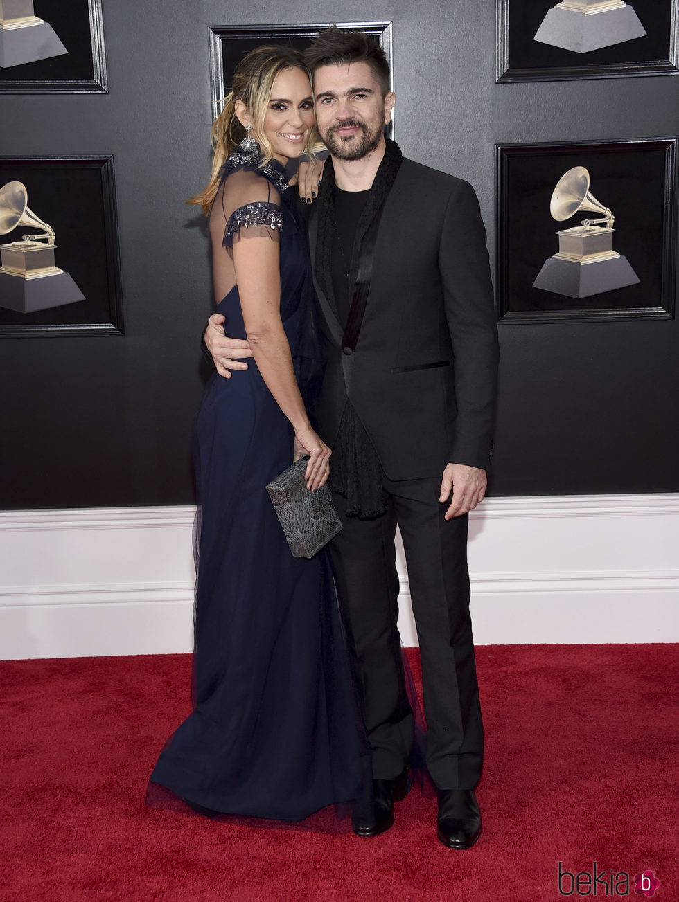 Juanes y Karen Martínez en la alfombra roja de los Premios Grammy 2018