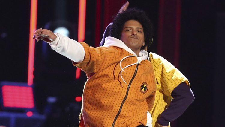 Bruno Mars durante su actuación en los Premios Grammy 2018