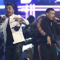 Luis Fonsi y Daddy Yankee durante su actuación en los Premios Grammy 2018