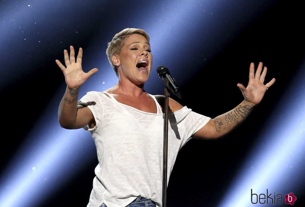 Pink durante su actuación en los Premios Grammy 2018