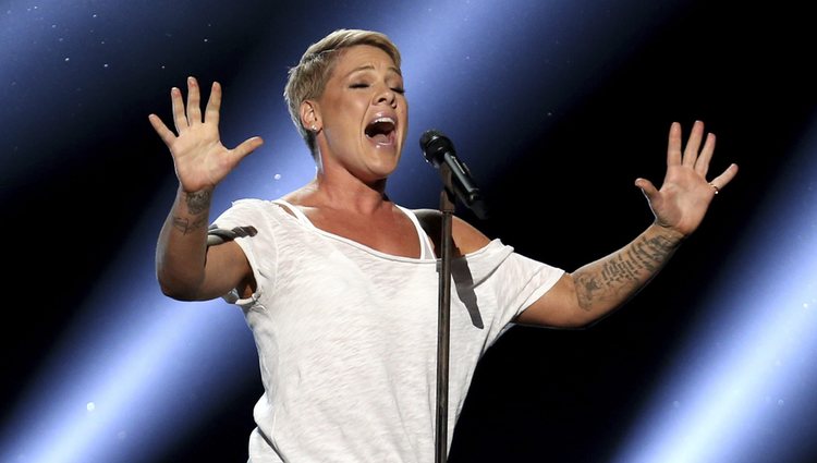 Pink durante su actuación en los Premios Grammy 2018