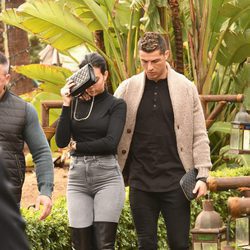 Cristiano Ronaldo y Georgina Rodríguez saliendo de un restaurante de Marbella