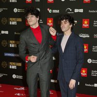 Javier Calvo y Javier Ambrossi en la alfombra roja de los Premios Gaudí 2018