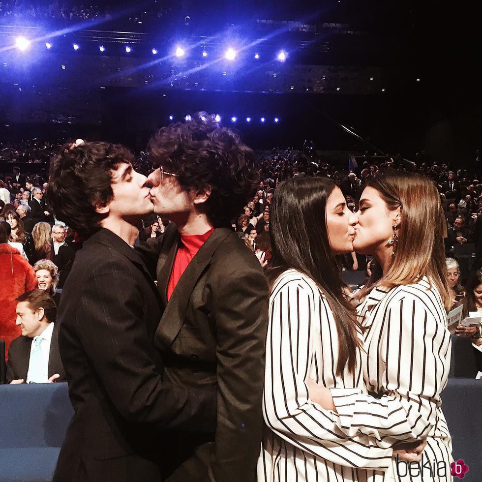 Javier Calvo, Javier Ambrossi, Dulceida y Alba Paul se besan a la vez en los Premios Gaudí