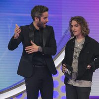 Manel Navarro con Roberto Leal en la gala de elección de Eurovisión de 'OT 2017'