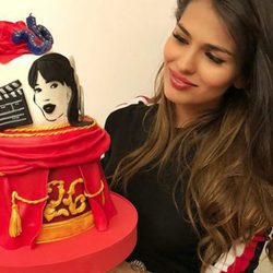 Sara Sálamo con su gran tarta de cumpleaños