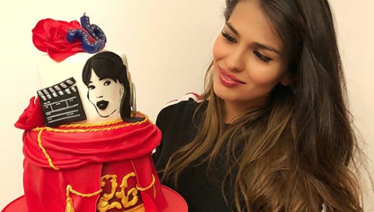 Sara Sálamo con su gran tarta de cumpleaños