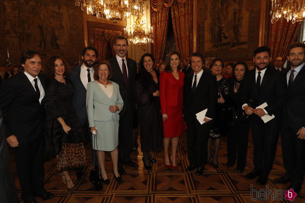 Los Reyes Felipe y Letizia con Pablo Alborán, Raphael, Natalia Figueroa y Miguel Poveda