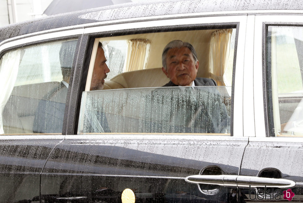 El Rey Felipe charlando con Akihito de Japón