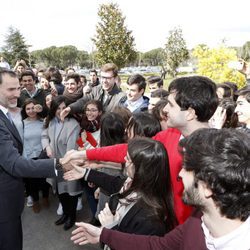 El Rey Felipe saluda a unos jóvenes