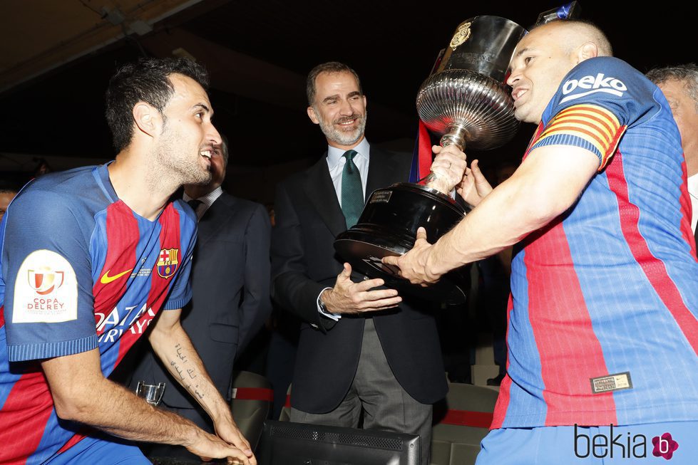 El Rey Felipe entrega la Copa del Rey 2017 a Sergio Busquets y Andrés Iniesta