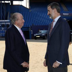 El Rey Juan Carlos y el Rey Felipe mirándose con cariño