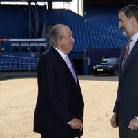 El Rey Juan Carlos y el Rey Felipe mirándose con cariño