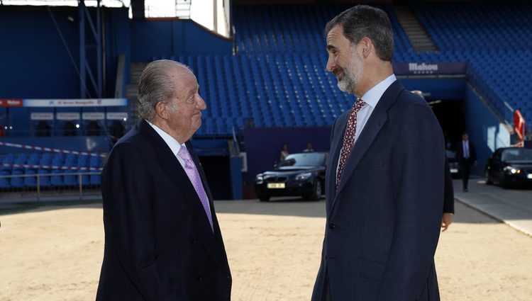 El Rey Juan Carlos y el Rey Felipe mirándose con cariño