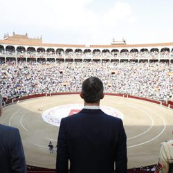 El Rey Felipe mirando la Plaza de Toros de las Ventas en la Corrida de la Beneficencia