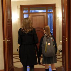 La Reina Letizia y la Infanta Sofía en el hall de su residencia en La Zarzuela