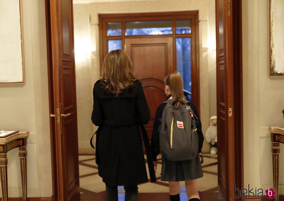 La Reina Letizia y la Infanta Sofía en el hall de su residencia en La Zarzuela