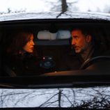 Los Reyes Felipe y Letizia hablando en el coche