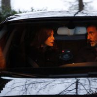 Los Reyes Felipe y Letizia hablando en el coche