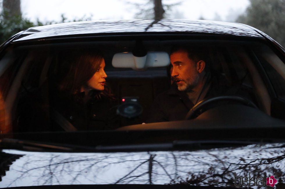 Los Reyes Felipe y Letizia hablando en el coche