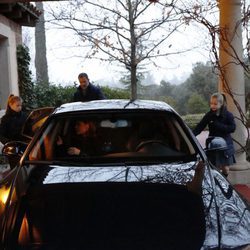 La Princesa Leonor y la Infanta Sofía montándose en el coche antes de ir al colegio