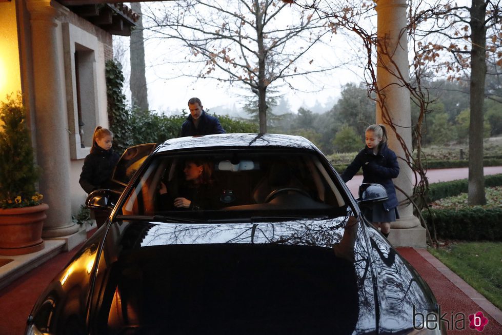 La Princesa Leonor y la Infanta Sofía montándose en el coche antes de ir al colegio